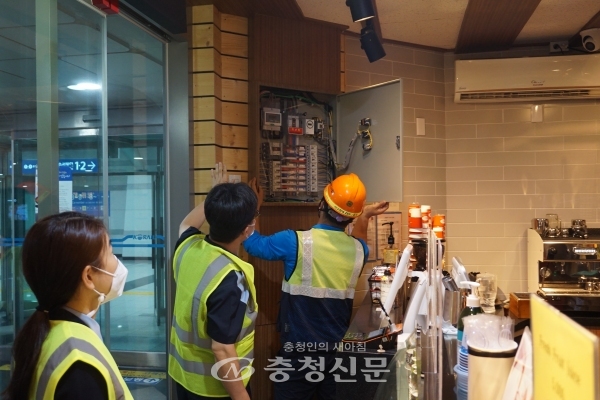 지난 23일 한국철도 천안아산역 직원들이 추석 대수송 대비 정밀점검을 통해 역사를 안전하게 이용할 수 있도록 입점업체에 대한 안전점검을 실시하고 있다. (사진=한국철도 대전충청본부 제공)