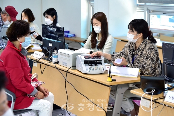 24일 제천시 청전동행정복지센터에서 자체 긴급재난지원금 지급을 진행하고 있다. (사진=제천시 제공)