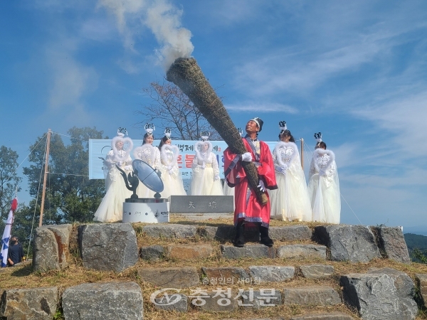 제66회 백제문화제가 지난 26일 부여군 충화면에 위치한 천등산에서 혼불채화를 시작으로 축제의 서막을 올렸다. (사진=부여군 제공)