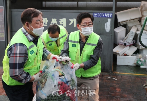 양승조 충남지사는 29일 아침 예산 역전시장 인근에서 환경미화원들과 함께 거리 청소를 하고 있다. (사진=충남도 제공)