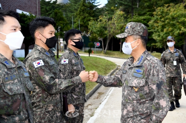 이성용 공군참모총장이 추석 연휴를 앞둔 29일 대한민국 최동단 공군부대인 제8355부대에 도착하여 장병들과 인사를 나누고 있다. (사진=공군제공)
