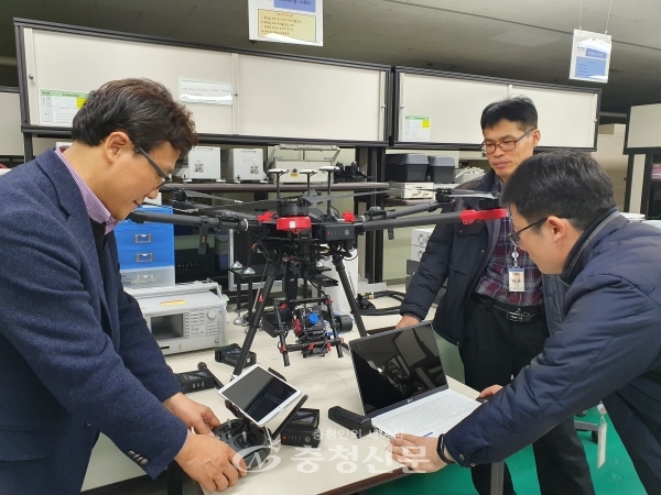 한국전자통신연구원 ETRI 연구진이 녹조예측을 위해 초분광 카메라를 탑재한 드론을 점검하고 있다. (사진=ETRI 제공)