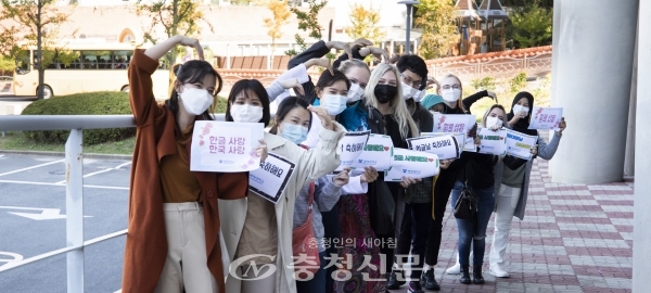 한글날을 하루 앞둔 8일 배재대 한국어교육원 소속 정부초청장학생들이 손 피켓을 들고 한글날을 기념하고 있다. (사진=배재대 제공)