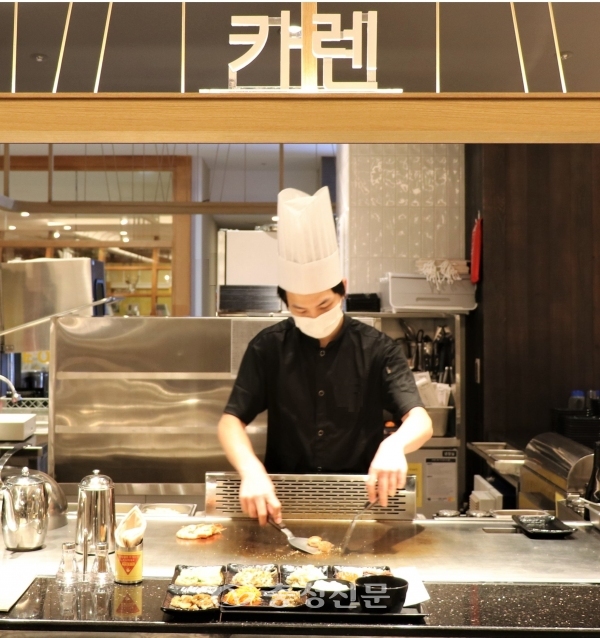 롯데백화점 대전점은 지하1층에 40년 정통 대만 철판 요리 '카렌'을 지역 최초로 오픈했다. 대표 메뉴로는 부채살·치킨 스테이크가 있다 (사진=롯데쇼핑 제공)