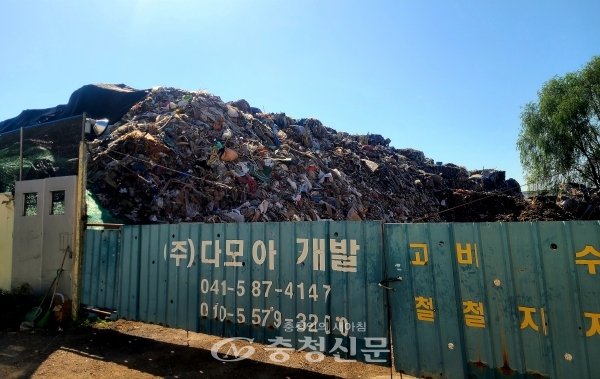 폐쓰레기가 산더미처럼 쌓여있는 모습(사진=충청신문)