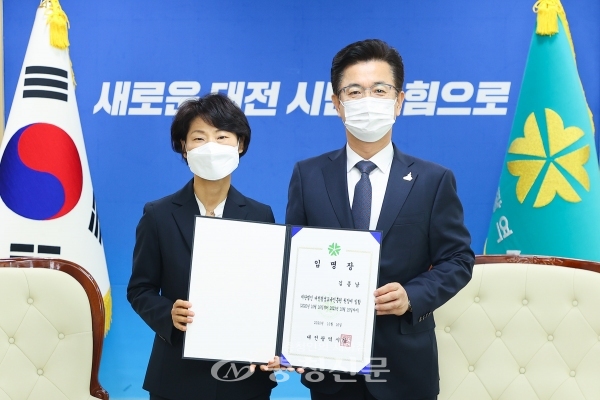 제5대 대전평생교육진흥원장에 김종남(왼쪽)씨가 임명됐다.(사진=대전시 제공)