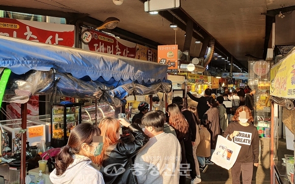 17일 대전 중앙시장 내 먹거리 점포 앞에 음식을 사려는 줄이 길게 늘어 서 있다. (사진=이정화 기자)