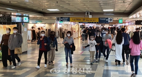 17일 대전 중앙로지하상가가 붐비고 있다. (사진=이정화 기자)