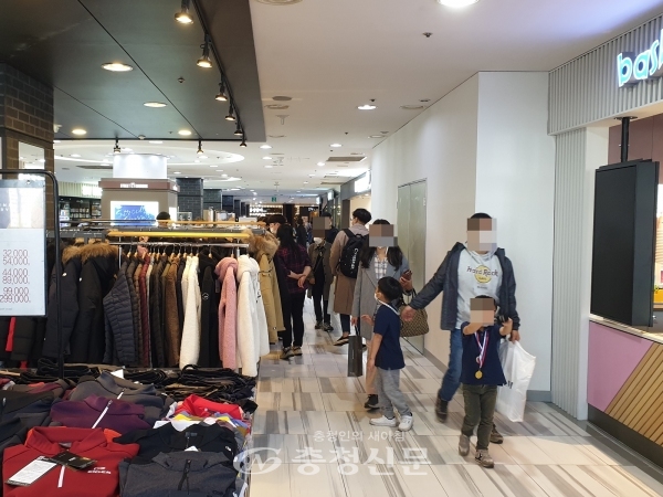 17일 대전 중구 백화점세이 의류 매장이 가족단위 방문객들로 북적이고 있다.(사진=최홍석 기자)