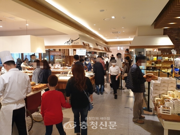 17일 대전 서구 롯데백화점 대전점 성심당 매장을 찾은 손님들이 빵를 고르고 있다.(사진=최홍석 기자)