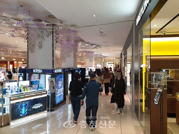 17일 대전 서구 한화갤러리아타임월드을 방문한 손님들이 매장을 구경하고 있다.(사진=최홍석 기자)