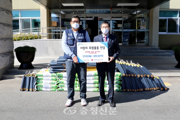 인지컨트롤스 옥천노동조합이 지난 16일 옥천군에 참치선물세트 70개, 쌀 20kg들이 20포를 기탁했다. (사진=옥천군 제공)