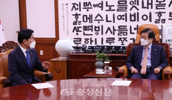 지난 16일 황인호 동구청장(왼쪽)과 박병석 국회의장(오른쪽)이 대화 중이다. (사진=동구 제공)