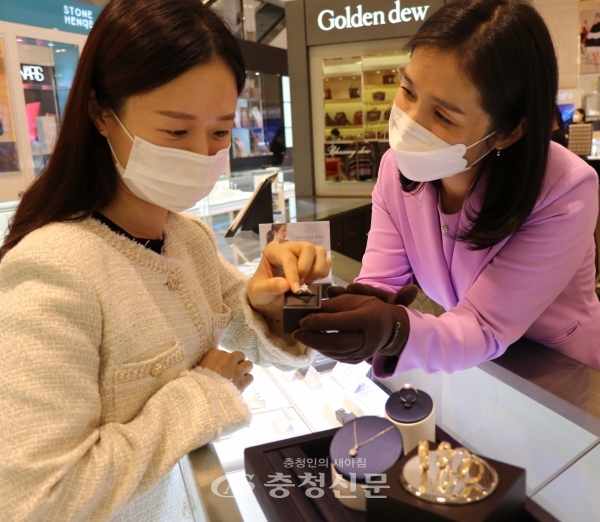 롯데백화점 대전점 직원들이 예물 전문 브랜드 '골든듀'에서 신규 컬렉션 제품을 선보이고 있다. (사진=롯데쇼핑 제공)