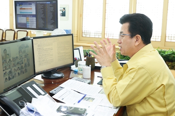 허태정 대전시장이 19일 온라인으로 열린 주간업무회의를 주재하고 있다.(사진=대전시 제공)