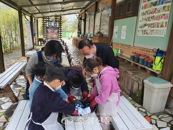옥천 증약초등학교는 지난 14, 16일 천연염색 체험을 전개했다.  (사진=증약초 제공)