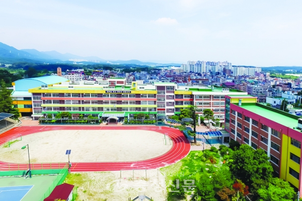 진잠초등학교 전경