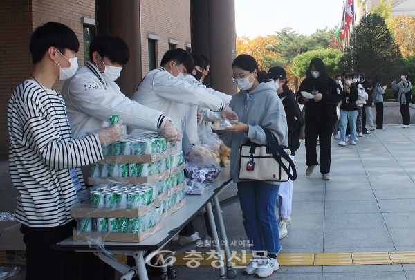 20일 정오 목원대 중앙도서관 광장에서 총학생회 관계자들이 학생들에게 주먹밥과 음료수를 나눠주고 있다. (사진=목원대 제공)