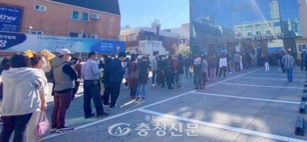 20일 시민들이 대전지역 한 의료기관에서 독감 예방 접종을 위해 줄을 서 기다리고 있다. (사진=황아현 기자)