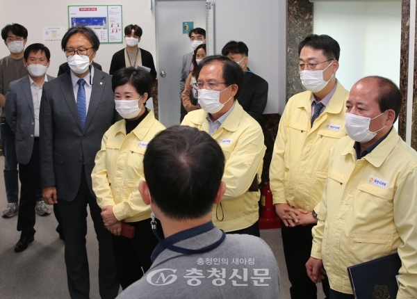 천안시의회 시의원들이 충남테크노파크(원장 이응기)를 방문해 업무추진 상황을 청취하고 있다(사진=충청신문)