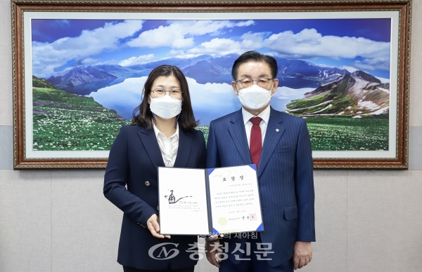 논산계룡축협 하나로마트가 ‘2020 나눔실천 유공자 표창’ 단체부문 수상을 했다. (사진=계룡시 제공)