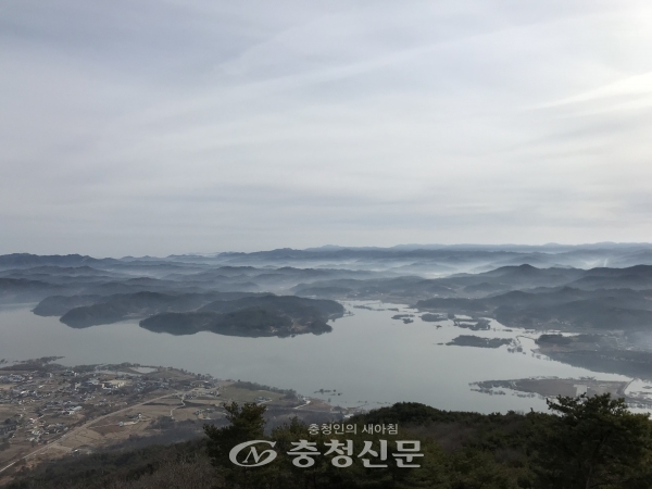 충남의 100대 명산 중 하나인 예산 봉수산에서 내려다 본 예당호. (사진=충남도 제공)