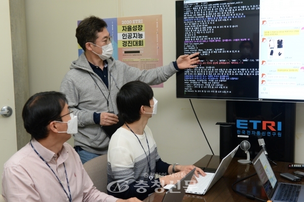 한국전자통신연구원(ETRI) 연구진이 자율성장 복합지능 '패션하우'를 시연하고 있다.(사진=ETRI제공)