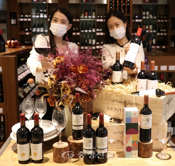 롯데백화점 대전점 창립 41주년을 맞이해 진행된 'Wine Super Show'행사에서 대전점 직원들이 다양한 와인을 선보이고 있다. (사진=롯데쇼핑 제공)