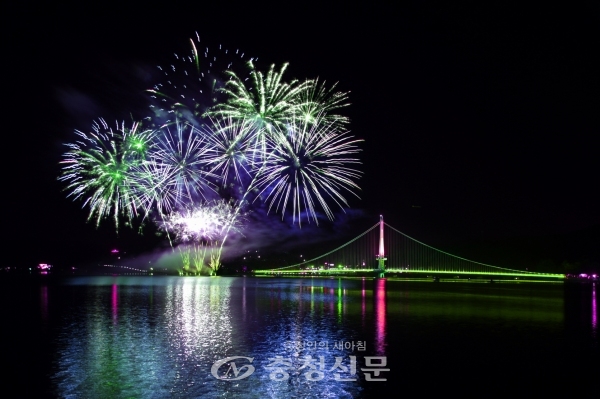 예산군은 지난 24일 충남 혁신도시 지정 축하 ‘예당호 빛밤 불꽃쇼’ 를 개최했다. (사진=예산군 제공)
