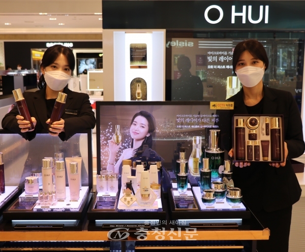 롯데백화점 대전점 직원들이 1층 '오휘' 매장에서 피부 진정과 보습에 도움되는 기초제품을 선보이고 있다. (사진=롯데쇼핑 제공)
