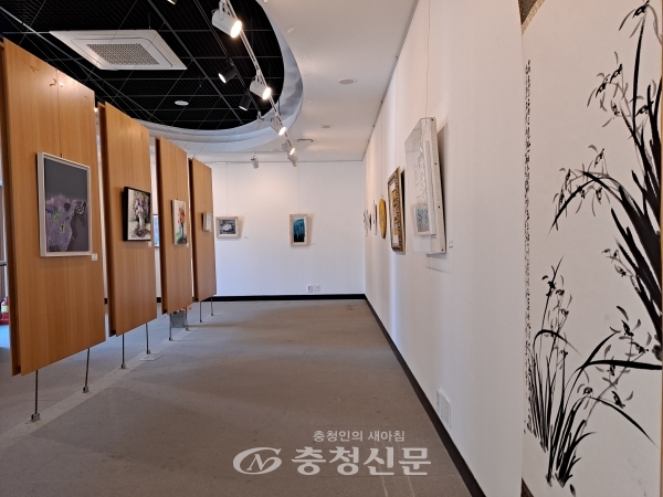 부여 사비미술연구회 회원들의 작품이 연꽃갤러리에 전시되고 있다. (사진=사비미술연구회 제공)
