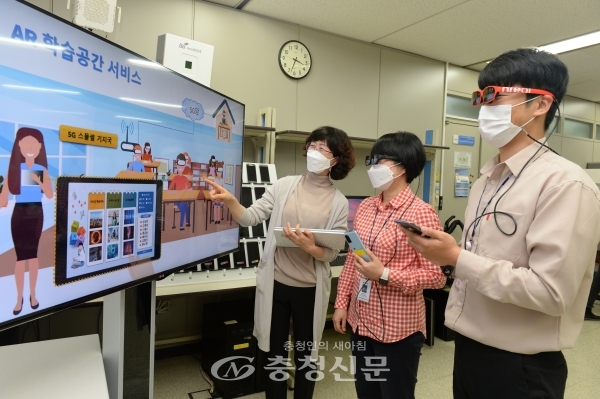 한국전자통신연구원(ETRI) 연구진이 5G 스몰셀 활용 스마트 학교 상황을 가정해 비대면 교육 서비스를 시연하고 있다. (사진=ETRI 제공)