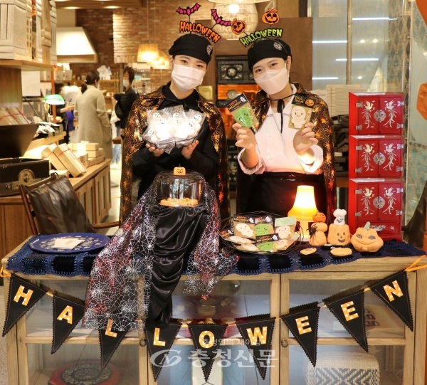 롯데백화점 대전점 직원들이 1층 성심당에서 오는 31일 핼러윈 데이를 맞아 홈파티를 겨냥한 다양한 쿠키를 선보이고 있다. (사진=롯데쇼핑 제공)