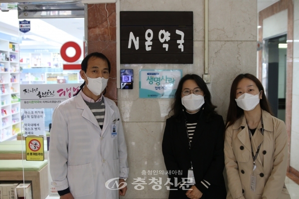 대전시는 대전광역자살예방센터와 함께 지난 21일부터 30일까지 대전 지역 약국에 생명사랑협력기관 지정서를 전달하고 현판식을 가졌다.(사진=대전시 제공)