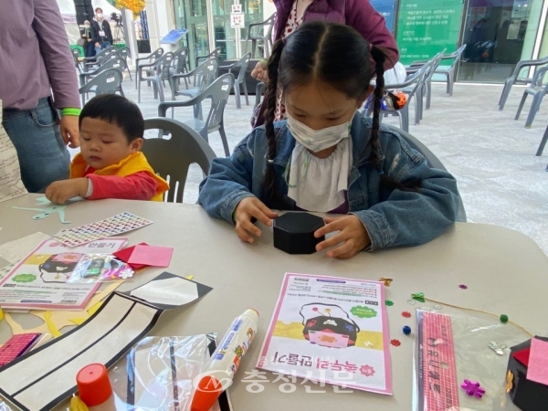 한 어린이가 30일 '대전예술제'에서 족두리만들기 체험을 하고 있다. (사진=황아현 기자)