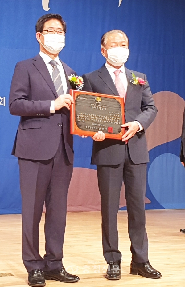 청양 남영산업 길인환 대표가 충남 우수기업인상을 수상하는 모습 (사진=청양군 제공)