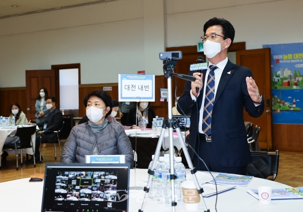 허태정 대전시장(오른쪽)이 4일 대전에서 열린 농정 대전환을 위한 2020 전국순회 원탁회의에 참여해 발언하고 있다.(사진=대전시 제공)