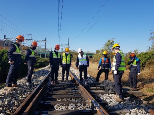 4일 한국철도 대전충청본부 직원들이 충북선 소이역을 방문해 동절기 화재예방을 위한 점검을 하고 있다. (사진=한국철도 대전충청본부 제공)