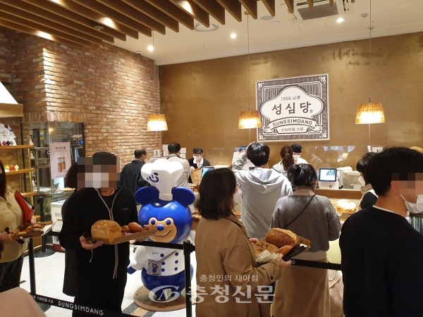 지난 7일 대전 중구에 위치한 백화점의 유명 제과코너에서 빵을 구매하려는 손님들이 긴 줄을 서 있다. (사진=최홍석 기자)
