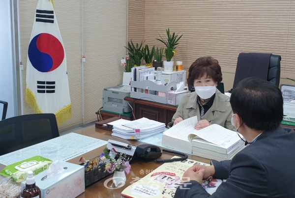 천안시의회 복지문화위원장 사무실에서 추모공원 관련 자료를 살펴보고 있는 김월영 의원.