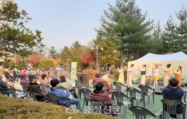 진천신정주공아파트 광장에서 청사초롱 연극이 펼쳐지는 모습. (사진=진천군 제공)