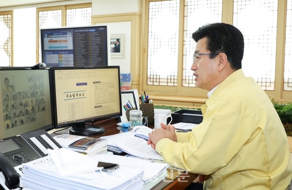 허태정 대전시장이 16일 온라인으로 열린 주간업무회의를 주재하고 있다.(사진=대전시 제공)