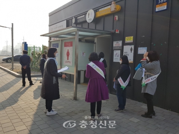 생거진천 전통시장에서 모니터링을 하는 진천군 여성친화도시 군민참여단 단원들. (사진=진천군 제공)