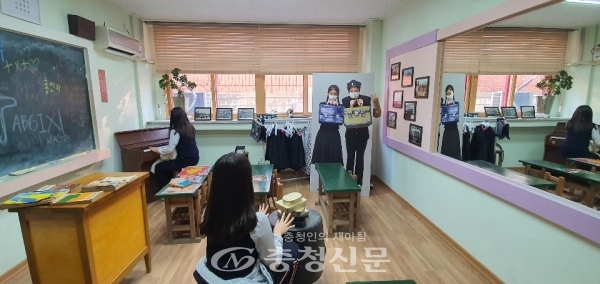 진천여자중학교는 16일부터 2주간 옛 교실의 모습을 재현한 ‘추억의 교실’에서 사진전을 개최해 눈길을 끌고 있다. (사진=진천여자중학교 제공)