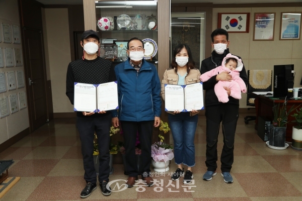 보은군은 18일‘셋째아 이상 출산모 연금보험지원사업’ 의 지원대상 산모 2명에게 보험증서를 전달했다. (사진=보은군 제공)