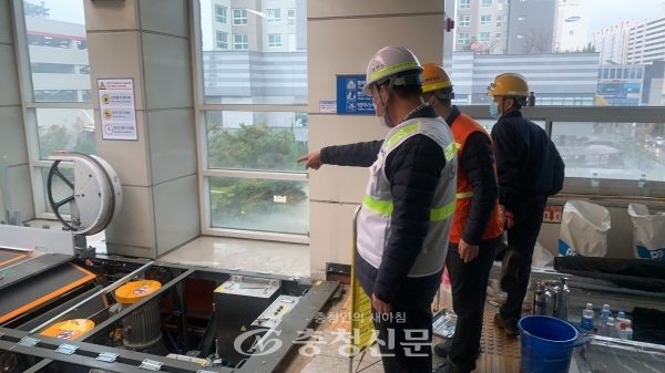 19일 한국철도 대전충청본부 직원들이 서대전역 에스컬레이터 작업현장을 방문해 합동점검을 실시하고 있다. (사진=한국철도 대전충청본부 제공)