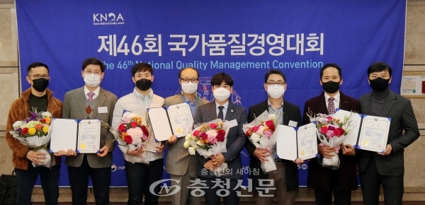 24일 ‘2020 대전시 국가품질경영대회 교류회’에서 한국타이어앤테크놀로지가 수상을 받고 기념사진을 촬영하고 있다. (사진=한국타이어제공)