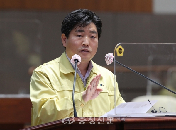 김동일 충남도의원이 25일 의회 본회의에서 도정질의를 하고 있다. (사진=충남도의회 제공)