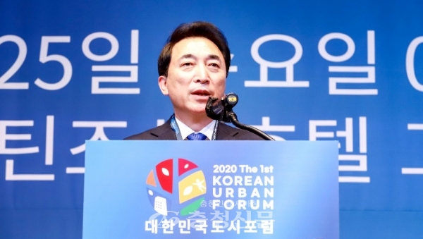 25일 유엔해비타트 한국위원회 박수현 회장이 서울 웨스틴조선호텔에서 열린 ‘제1회 대한민국 도시포럼’에서 모두발언을 하고 있다.