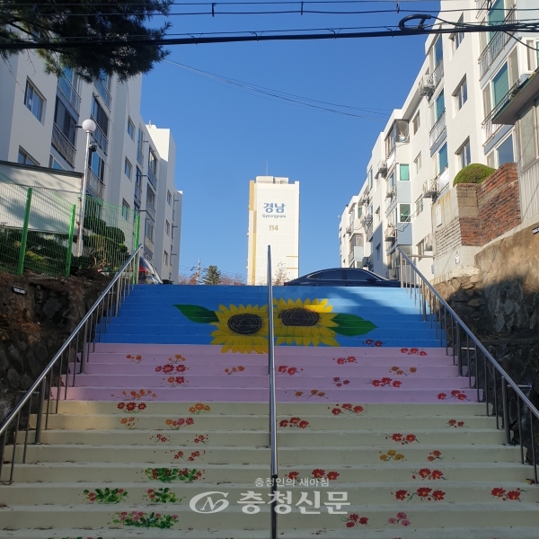 경남 1단지 후문 부근 그림 계단 조성 및 난간 설치 모습. (사진=서구 제공)